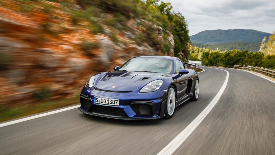 Επιθεώρηση Porsche 718 Cayman GT4 RS (2022).